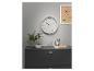 Horloge murale, plantes, et range-crayons sur un meuble gris.
