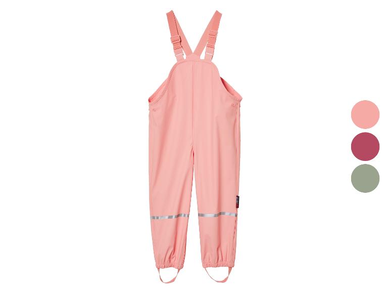 Un pantalon de pluie rose avec des bretelles.