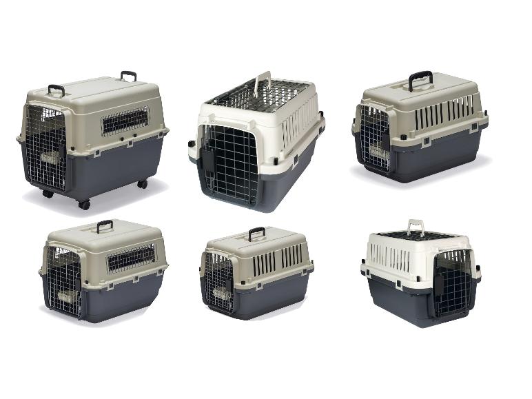 Six cages de transport en plastique beige et gris pour animaux avec grilles métalliques.