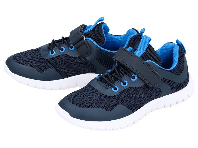 Chaussures de sport enfant bleu marine avec détails bleus et semelles blanches.