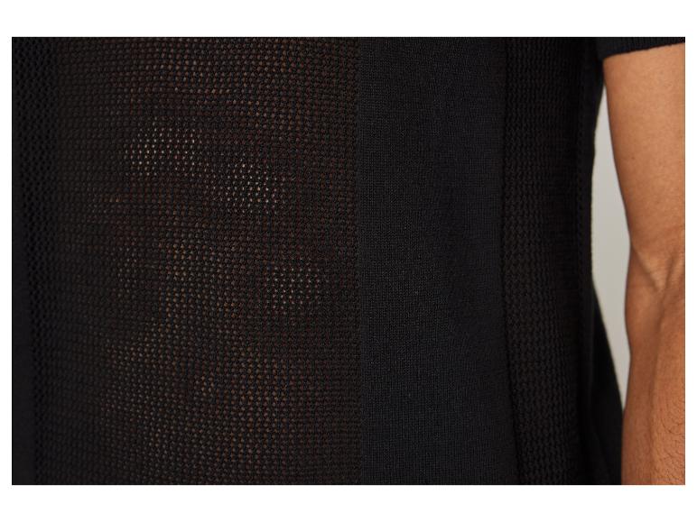 Détail d'un t-shirt noir en maille ajourée.