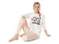 Femme en pyjama blanc Mickey Mouse avec un pantalon rose
