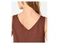 Dos de femme en top marron col en V avec une boucle d'oreille dorée.