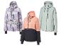 Trois vestes de ski Mountain Slopes, dont une en rose et bleu marine, une en vert menthe et une avec un motif abstrait dans les tons violets et blancs.