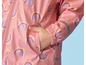 Une veste imperméable rose avec un motif arc-en-ciel.
