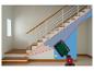 Laser de mesure et escalier en bois : outils de mesure pour travaux intérieurs.