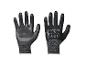 Une paire de gants de travail noirs Parkside avec bordure blanche et impression sur le gant droit.