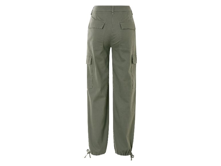 Pantalon cargo vert avec cordon à la base.