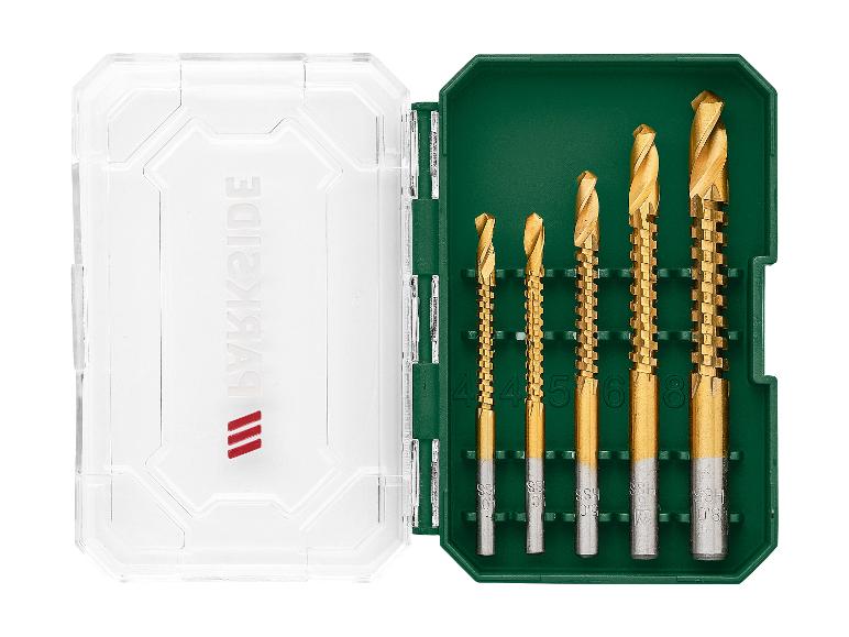 Un jeu de quatre mèches DeWalt dans un étui vert.