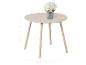 Table basse ronde beige avec bouquet de roses blanches, dimensions 41x50 cm.