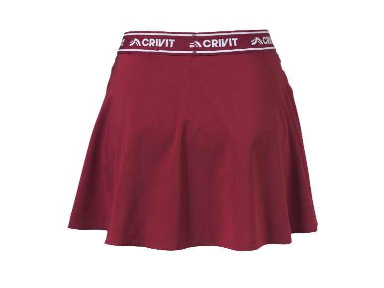Jupe de sport bordeaux avec ceinture blanche portant le nom de la marque.