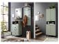 Meubles d'entrée vert sauge avec miroir, porte-manteau et armoires, style moderne.
