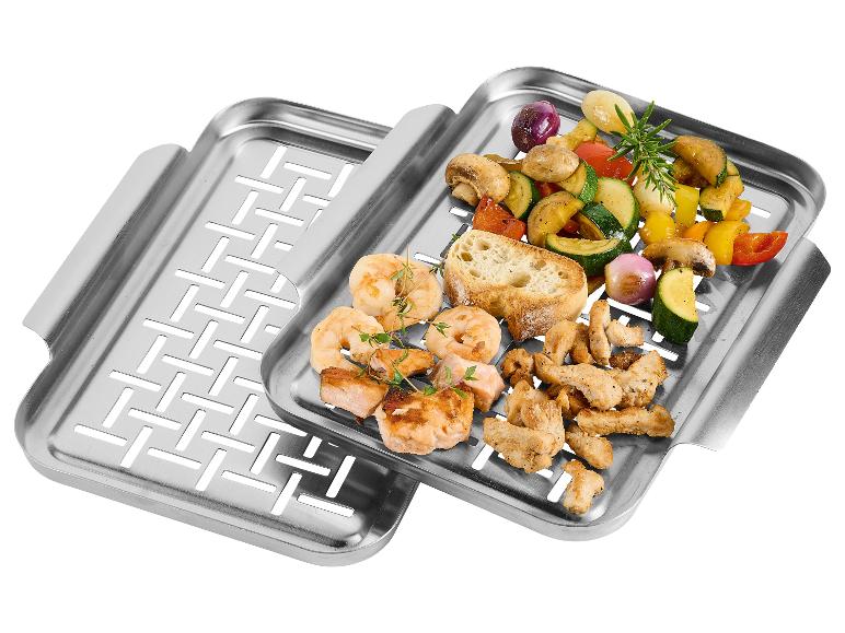 Grillades de crevettes, porc et légumes sur des grilles en acier inoxydable.