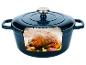 Cocotte en fonte bleue avec poulet rôti et légumes