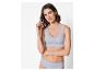 Une femme porte un soutien-gorge et une culotte bleu sans couture.