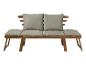 Un banc en bois avec des coussins gris.