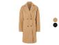 Un manteau en laine beige à double boutonnage.