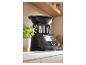 Un robot de cuisine multifonction Monsieur Cuisine Connect noir sur un comptoir.