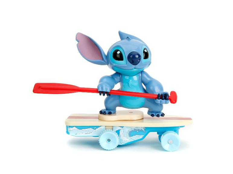 Figurine Stitch sur skateboard avec pagaie rouge.
