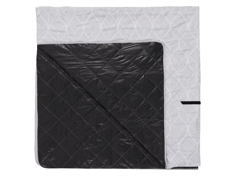 Couverture matelassée réversible : face grise à motifs, face noire.