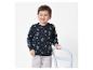 Enfant portant un sweat-shirt à motifs spatiaux.