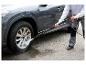 Une personne nettoie une roue de voiture avec un nettoyeur haute pression Parkside.