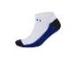 Des chaussettes de sport blanches avec des rayures bleues et noires.