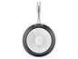 Une poêle noire Tefal avec une poignée en acier inoxydable, avec la marque Jamie Oliver.