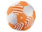 Ballon de football orange et blanc avec motifs géométriques