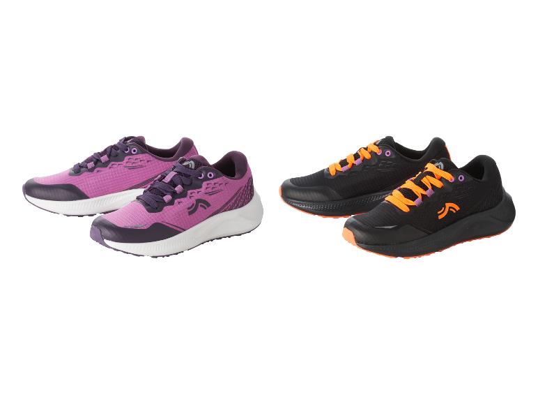 Deux paires de chaussures de course à pied, une paire violette et une paire noire