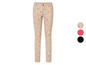 Pantalon beige à imprimé feuilles blanches.