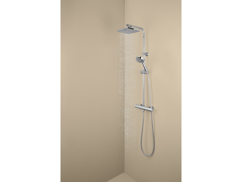 Système de douche chromé avec pomme de douche carrée et douchette, eau qui coule.