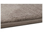 Gros plan sur un tapis brun avec une bordure.