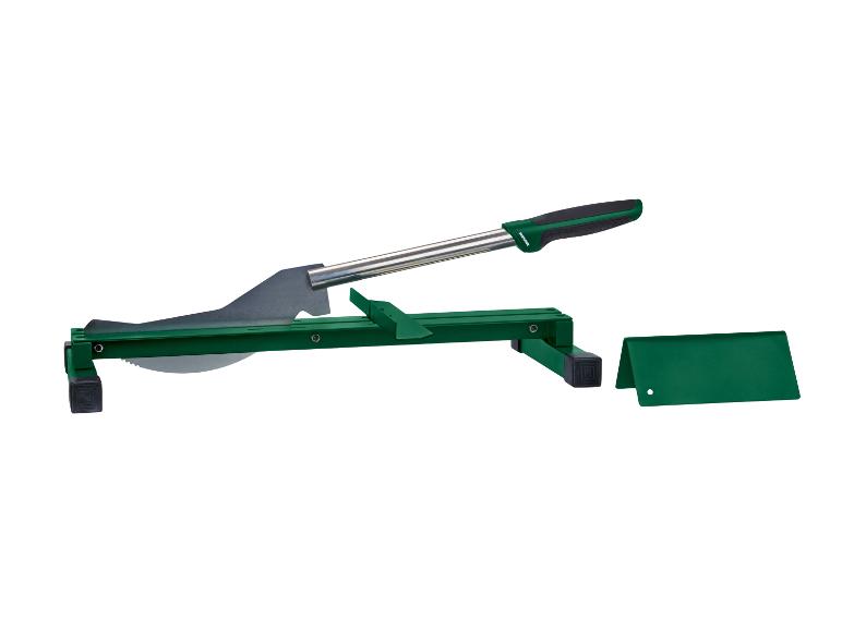 Un coupe-stratifié vert et noir avec une lame métallique et une pièce amovible.