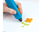 Une main utilise un stylo 3D pour dessiner une fleur orange avec des tiges vertes sur du papier blanc.