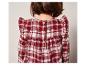 Une chemise à carreaux rouges et blancs à volants pour filles.