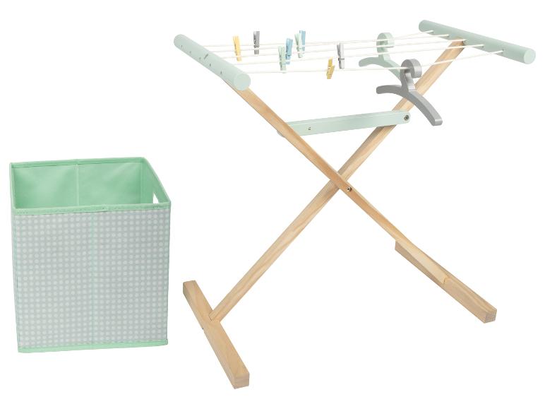 Un séchoir à linge en bois avec un panier à linge à pois.