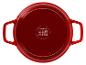 Plat de cuisson rond rouge avec poignées, affichant des symboles de compatibilité de cuisson sur le fond