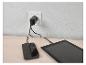 Chargeur mural avec deux ports USB-C chargeant un smartphone et une tablette.