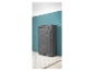 Armoire textile grise dans une pièce avec un mur bleu.