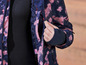 Une veste rose et bleue avec une fermeture éclair