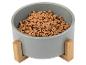 Bol gris avec support en bois, rempli de croquettes pour animaux de compagnie.
