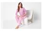 Une femme portant un pyjama rose avec un pantalon rayé.