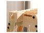 Détail d'une structure de jeu en bois clair avec le logo 'HOME DELUXE'.