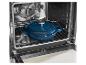 Cocotte en fonte bleue dans un four ouvert sur une grille.
