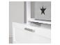 Commode blanche avec poignée argentée et boîte de rangement grise avec étoile noire.