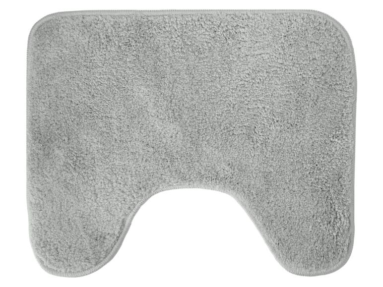 Tapis de bain gris et doux avec découpe pour toilettes.