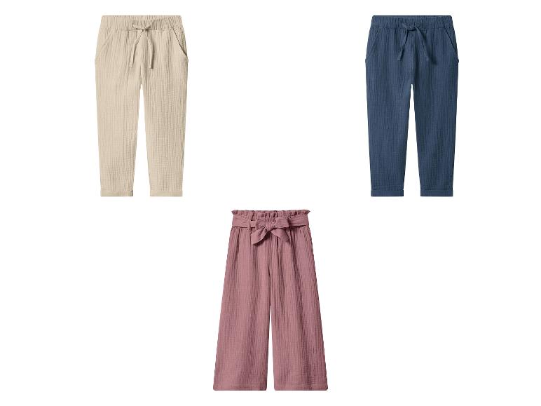 Trois pantalons en mousseline : beige, bleu et rose avec ceinture à nouer.
