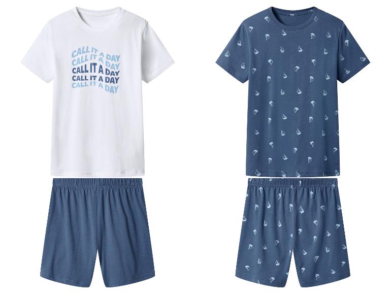 Pyjamas d'été pour hommes : un blanc avec le texte « CALL IT A DAY » et un bleu avec un motif de bateaux.