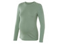 Un t-shirt de grossesse à manches longues vert.